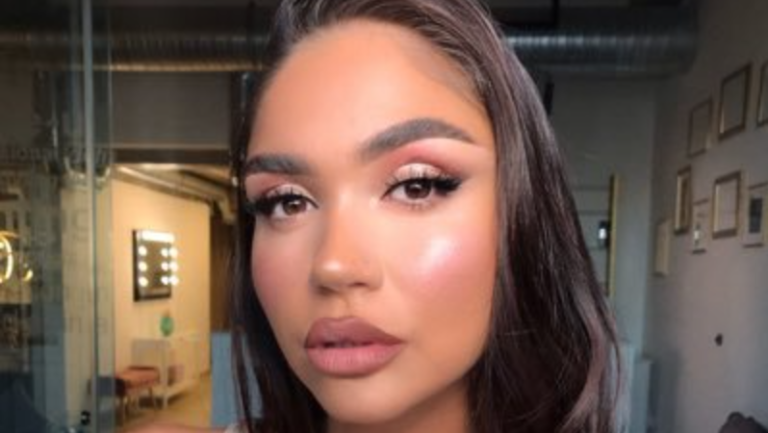 Arta Nitaj pozon nga palestra: Vëmendja te format e saj trupore