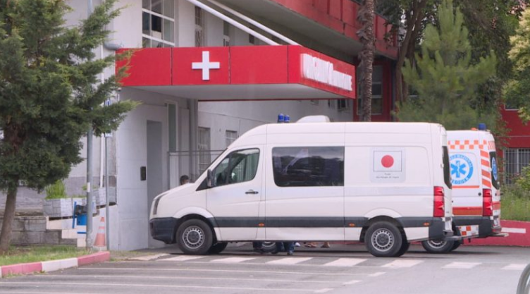 E dhimbshme: Vdes nga COVID-19 një 22 vjeçar në Shqipëri