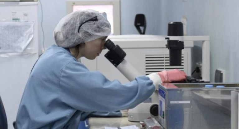 Identifikohet njeriu i dytë i shëruar nga HIV