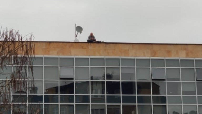 “S’ma keni maru shpinë qe 20 vjet”, zbulohet arsyeja pse qytetari donte të hidhej nga ndërtesa e Komunës