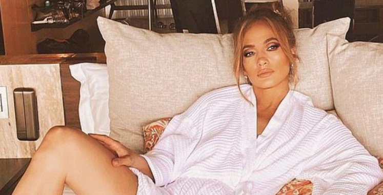 Jennifer Lopez pozon në rroba banjo