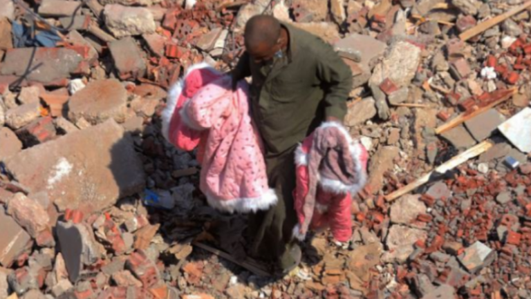 Ndodh mrekullia, foshnja 6 muajshe gjendet gjallë nën rrënoja pas dy ditësh gërmime