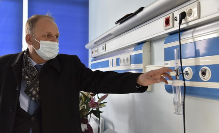 Klinika Infektive kyç të gjithë shtretërit e saj në sistemin qendror me oksigjen