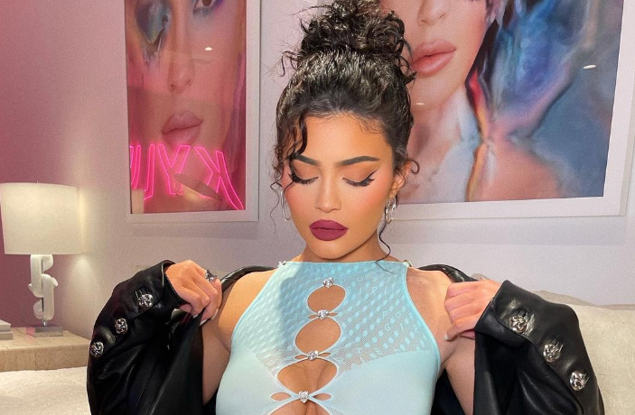 Kylie vishet me kostum të ngushtë dhe transparent, ‘ngacmon’ ndjekësit