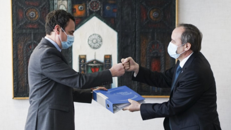 Zyra e Kryeministrit tregon se çka i tha Hoti-Kurtit në ceremoninë e pranim-dorëzimit