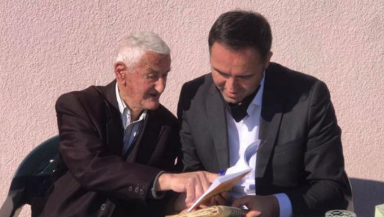 Glauk Konjufca befason mësuesin e parë në ditën e tij