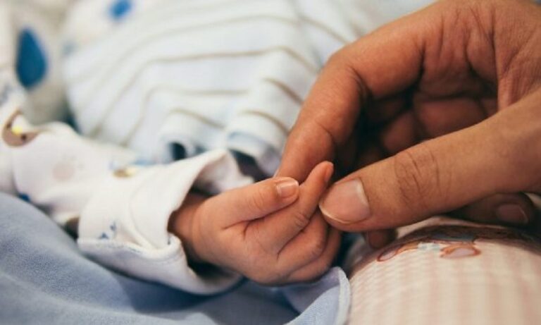 Nënat morën vaksinën kundër Covid-19, gjatë muajve të shtatzënësisë, dy foshnja lindin me antitrupa