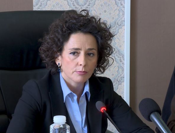Hoxhiq nervozohet: “Le ta merr vesh krejt bota që Kosova nuk është ligjore”