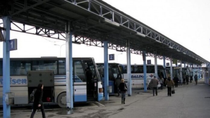 Autobusët nisin qarkullimin, pezullohet përkohësisht greva