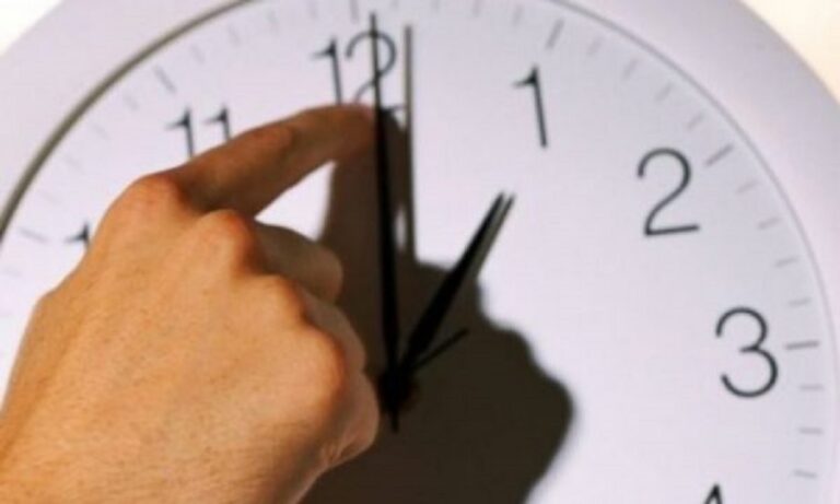 Sonte ndryshon ora, akrepat shtyhen para për një orë