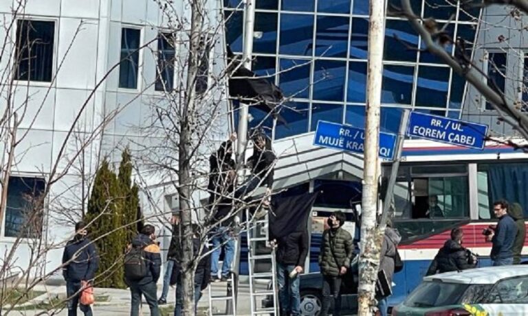 PSD sërish në aksion, vendos flamuj të zinj në kryeqytet