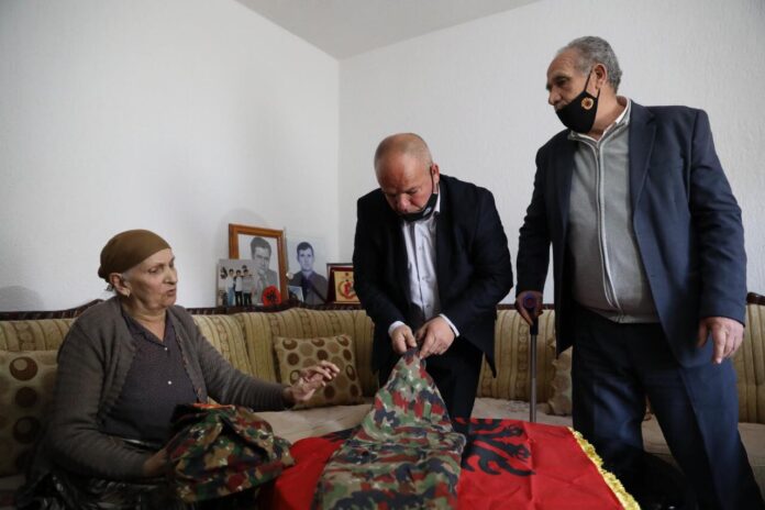 E dhimbshme: Bashkëluftëtarët ia dorëzojnë nënës së dëshmorit uniformën ushtarake të të birit