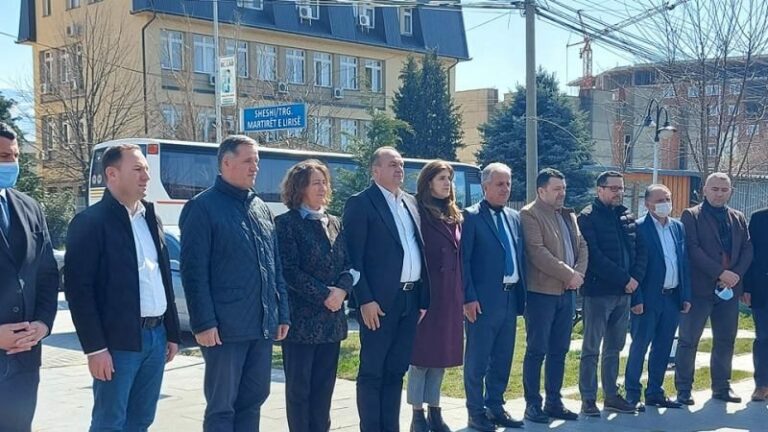 Hoxhaj në Suharekë: Serbia duhet të paditet për gjenocid, s’pranojmë të rishkruhet historia