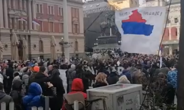 “Nuk dorëzohemi”, valon flamuri i hartës së Kosovës me simbole serbe në protestën në Beograd