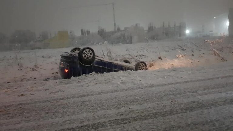 Kaos në rrugët e Kosovës nga bora, rrokullisen disa vetura