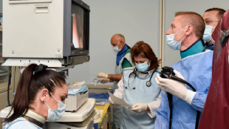 QKUK: Mjekët ia kanë hequr një pacientit një tumor me përmasa të mëdha