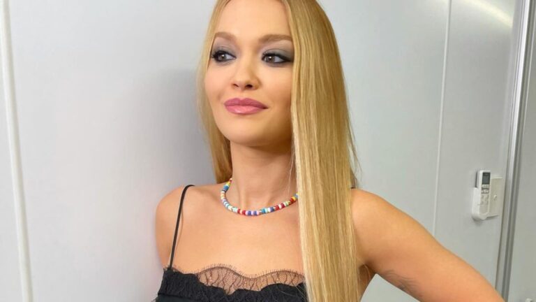 Rita Ora shfaqet e veshur me një fustan transparent, e ëma bën komentin ‘alla shqiptar’