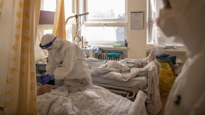 Spitalet dhe QKUK të mbushura me pacientë, 880 prej tyre me COVID-19