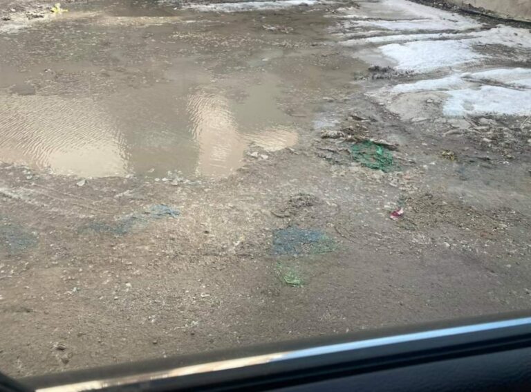 Rruga Ali Zeneli në Mitrovicë me probleme të mëdha, ujërat e zeza dalin në sipërfaqe dhe hyjnë në podrume të banesave