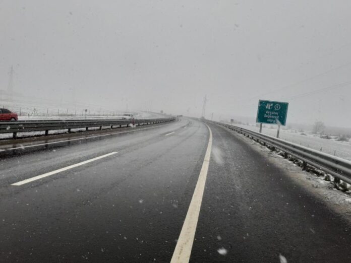 Ministria e Infrastrukturës: Kujdes, reshje të dendura të borës – kjo është gjendja e rrugëve