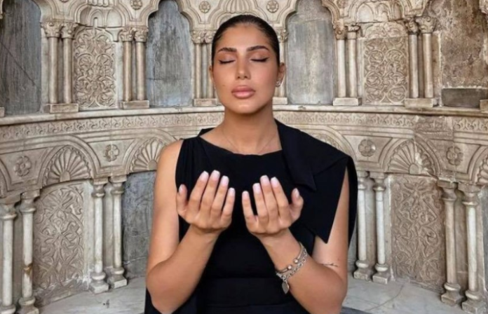 Vajza e Lutfi Hazirit, lutet në xhami