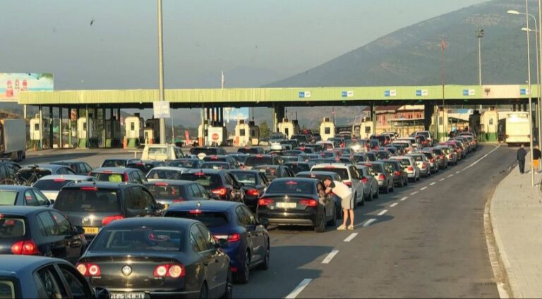 Kosovarët ia mësynë Shqipërisë për fundjavë, por a duhet të izolohen kur të kthehen?