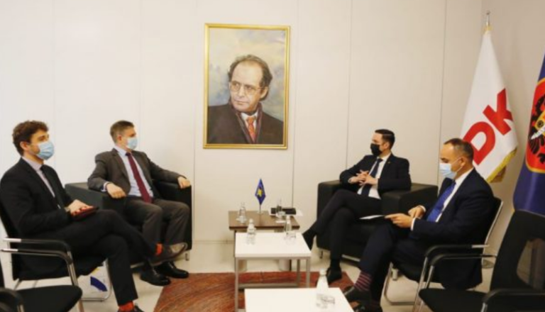 Emocionohet shefi i EULEX-it me portretin e Rugovës, e quan “babai i Kosovës moderne”