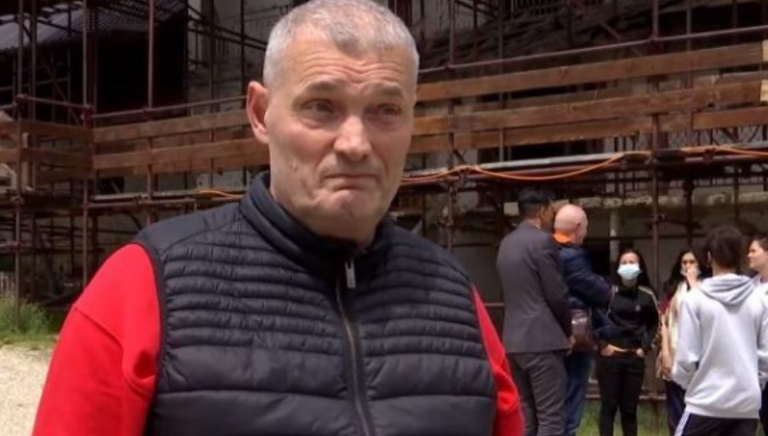 Qytetari shpërthen në lot kur sheh gjendjen në kullat e Jasharëve