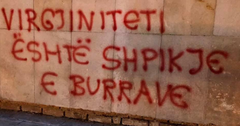 Në Mitrovicë aktivistët mbushin muret me mbishkrime, dënojne dhunën dhe standardet shtypëse të sjelljes ndaj grave