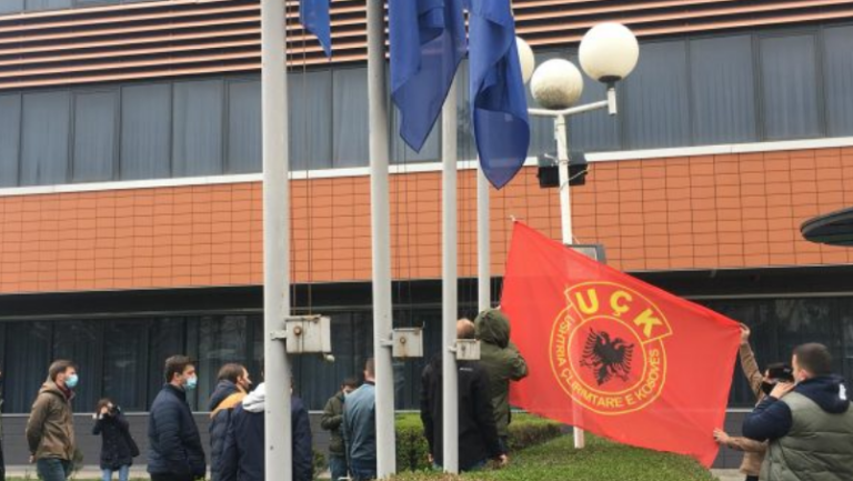 PSD ia vendos Vjosa Osmanit flamurin e UÇK-së në oborr të presidencës