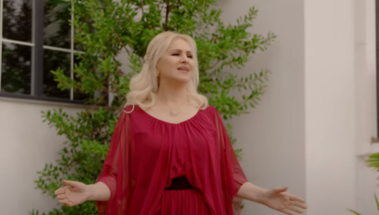 Shyhrete Behluli publikon një baladë prekëse dedikuar prindërve