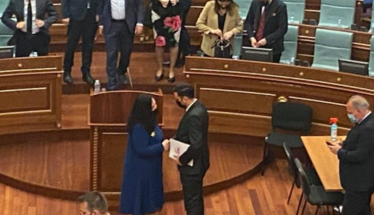 Ia mundësoi kuorumin, Lumir Abdixhiku uron Vjosa Osmanin për postin e ri