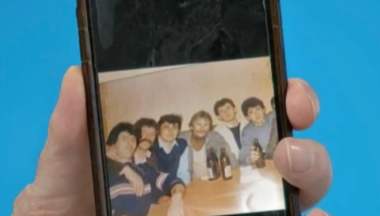 Milaim Zeka publikon fotografinë e Adem Jasharit duke pirë birra