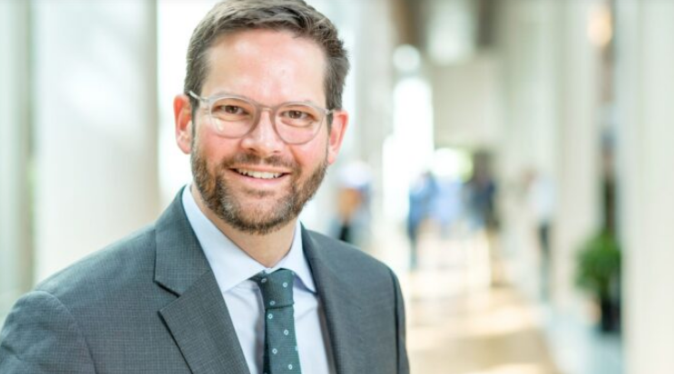 Eurodeputeti austriak: Hashim Thaçi ishte i vetmi person që takova nga Kosova që ishte për ndryshim të kufijve