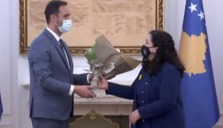 Glauk Konjufca ja dorëzon detyrën e Presidentit Vjosa Osmanit