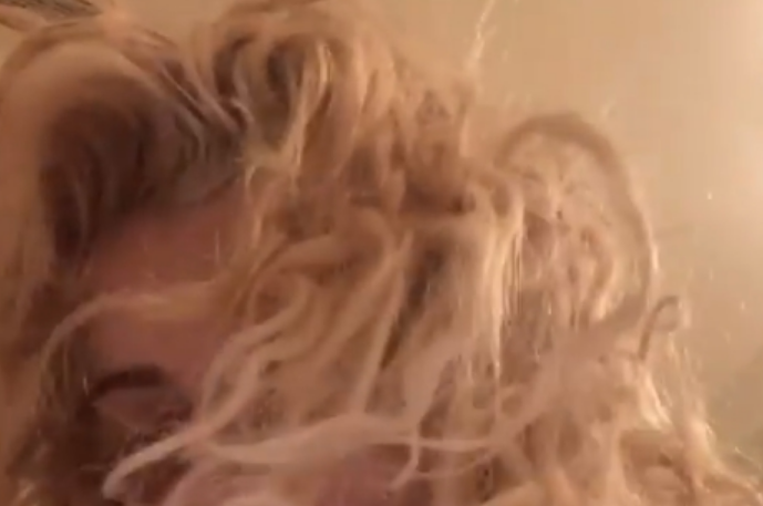 Pa makijazh dhe me flokë kaçurrela, Bebe Rexha zbulon dukjen e saj në një ditë të zakonshme