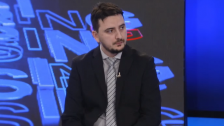 “Burrat janë zotat, gratë janë robëreshat” — Hoxha zbulon se çfarë i mësonin në shkollë