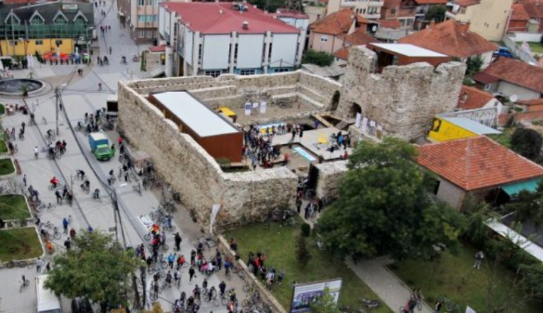 Tetë serbë ndalohen nga policia në Vushtrri