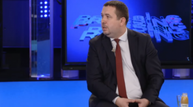 “A je ateist, Blerim?” – kjo është përgjigja e Latifit