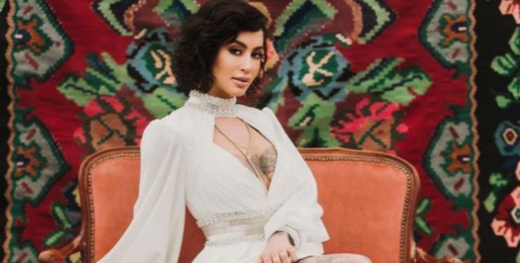 Dafina heq jelekët, mbron gjoksin me kapelë