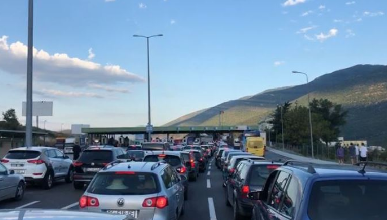 Kolona deri në 400 metra, mijëra qytetarë të Kosovës për fundjavë në Shqipëri