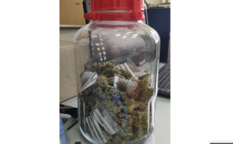 Tentoi të hynte me 1kg marihuanë nga Shqipëria në Kosovë, ndalohet nga policia