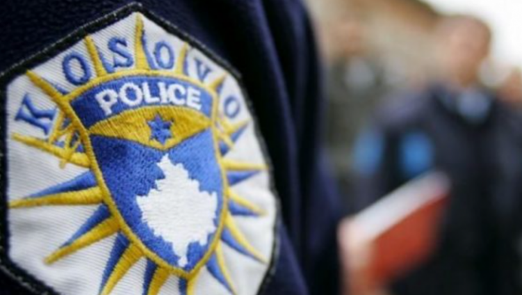 Këngëtari i njohur kosovar shpërthen në akuza ndaj policit që e gjobiti dy herë brenda pesë minutash