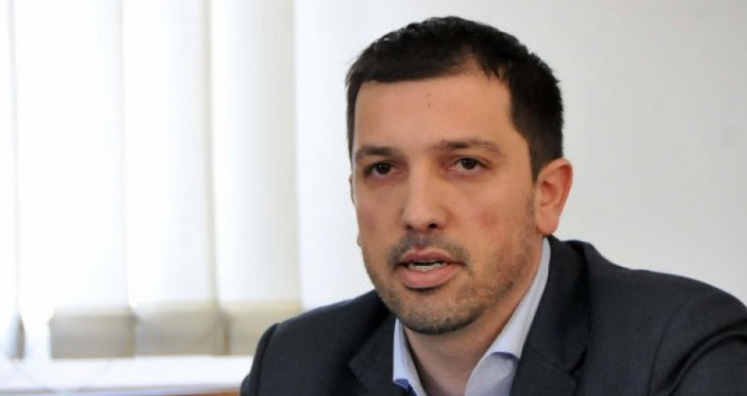 Sejdiu: Ministrat e Qeverisë dhe deputetët shihen në rrugët e Fierit dhe Laçit, derisa në Kosovë vdesin 40 persona për 4 ditë