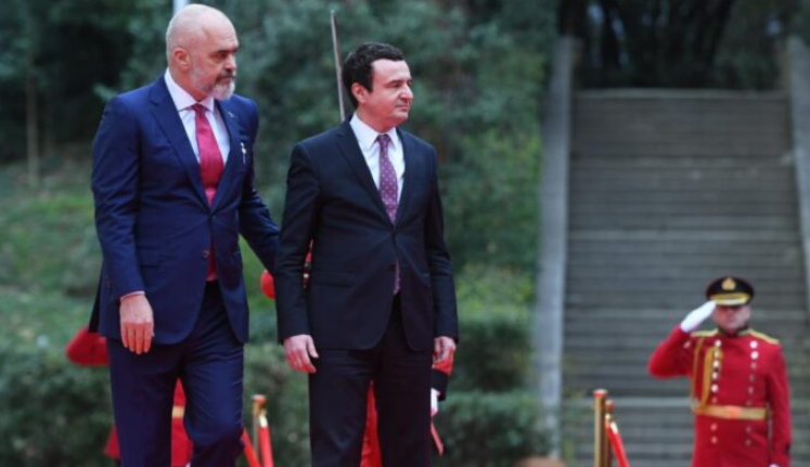 “S’mundemi pa njëri-tjetrin”, Kurti nga Brukseli ia uron Edi Ramës fitoren, i premton bashkëpunim