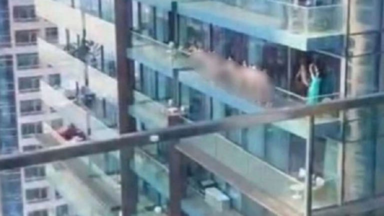 Modelet në Dubai dalin nudo në ballkon, por e pësojnë si mos më keq