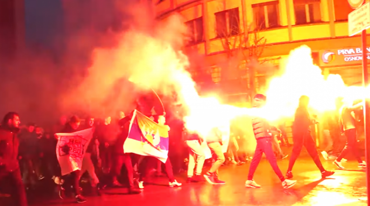 ‘Kosova është Serbi, s’kishte gjenocid në Srebrenicë’: Proserbët rebelohen në Mal të Zi, duan dorëheqjen e kryeministrit ‘perëndimor’ që ‘i tradhtoi’