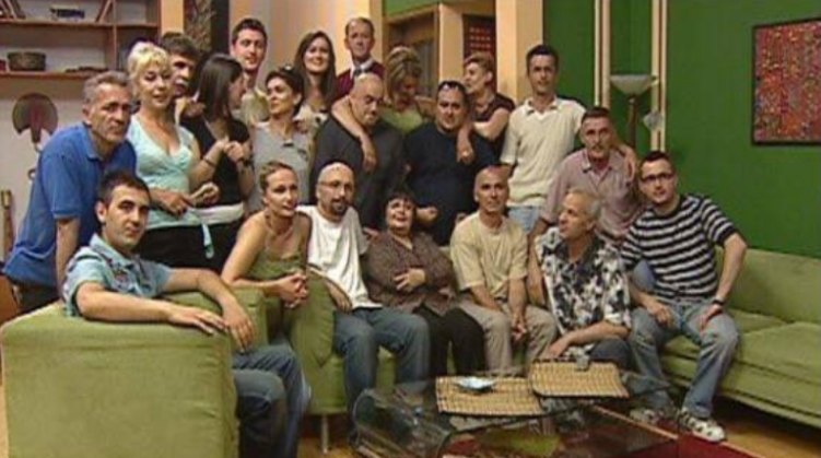 10 vjet pas përfundimit të ‘Familjes Moderne’: Kështu duken sot disa nga aktorët