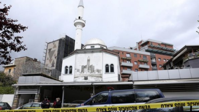 Momenti kur besimtarët në xhaminë e Tiranës sulmohen me thikë