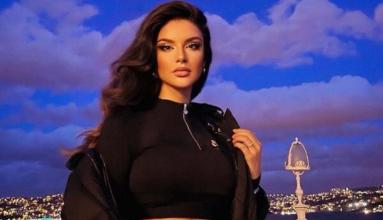 Oriola Marashi shfaq belin e hollë e gjoksin gjigant